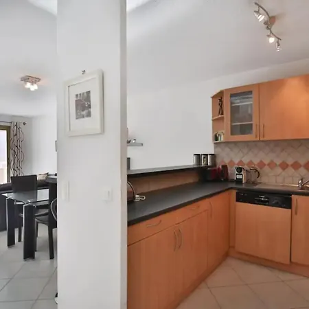 Апартаменты Charming Two-bedroom With Balcony And Garage By The Marina *
