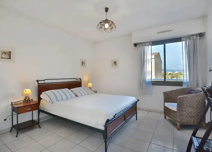 Charming Two-bedroom With Balcony And Garage By The Marina 公寓