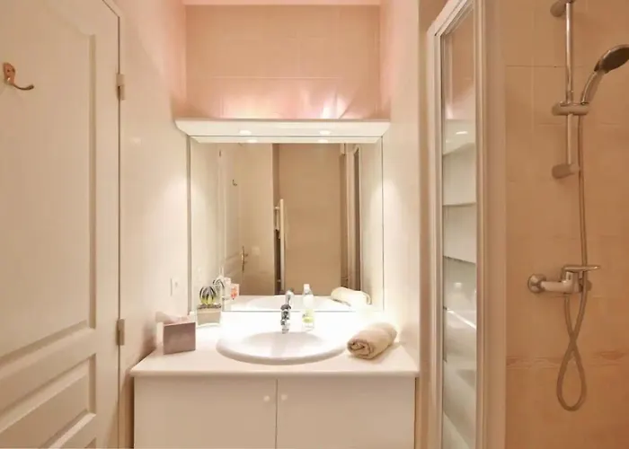 Charming Two-bedroom With Balcony And Garage By The Marina *