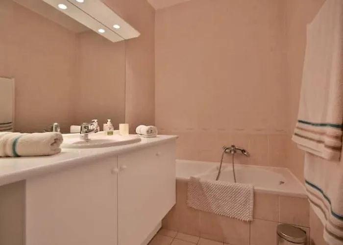 Charming Two-bedroom With Balcony And Garage By The Marina