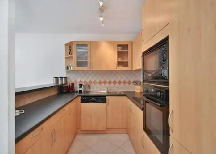 Charming Two-bedroom With Balcony And Garage By The Marina 昂蒂布