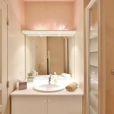 Charming Two-bedroom With Balcony And Garage By The Marina *