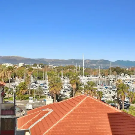 Charming Two-bedroom With Balcony And Garage By The Marina *