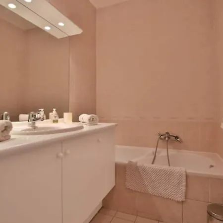 Charming Two-bedroom With Balcony And Garage By The Marina