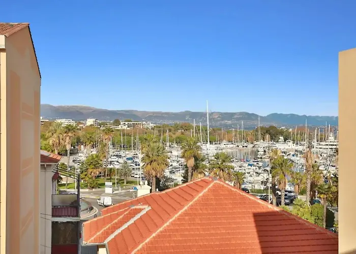 Charming Two-bedroom With Balcony And Garage By The Marina *