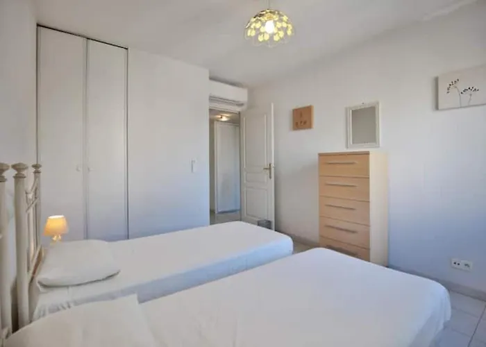 Apartment Charming Two-bedroom With Balcony And Garage By The Marina